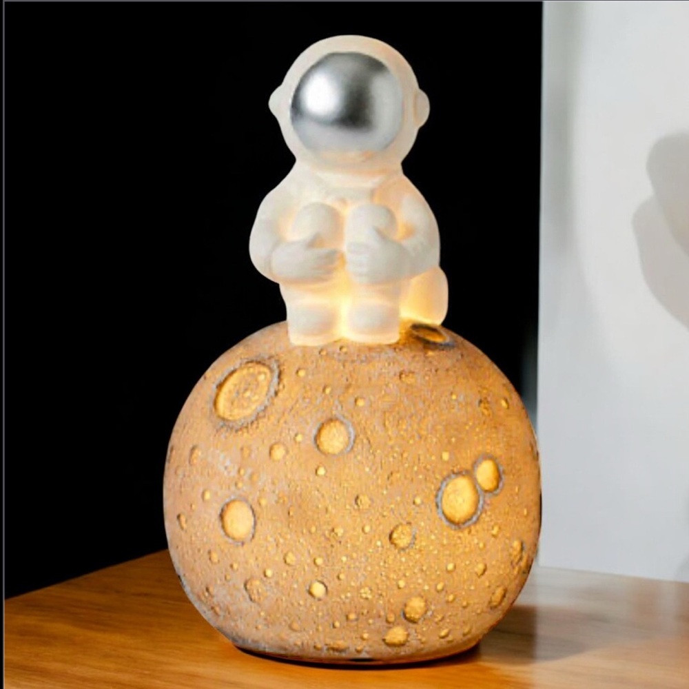 Wonderlit Man on the Moon LED Ambient Lamp USB Astronaut Night Light